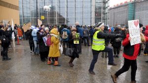 Munskydden lyste med sin frånvaro vid dagens protest demonstration mot coronarestriktioner