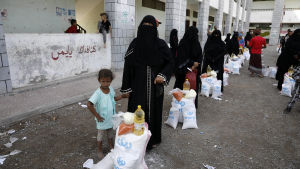 Familjer i hamnstaden Hodeidah köar för mathjälp. Över 80 procent av jemeniterna är numera helt beroende av omvärldens hjälp. Familjer i hamnstaden Hodeidah köar för mathjälp. Över 80 procent av jemeniterna är numera helt beroende av omvärldens hjälp.