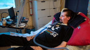 Riku, 46, sairastaa ALSia ja pystyy sen vuoksi kommunikoimaan vain silmiensä avulla.