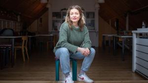 – På fältet har man hittat en ödmjukhet och vågat tala med varandra, samarbeta, hitta lösningar och dela information. Jag hoppas att det lever vidare, säger Unga Teaterns konstnärliga ledare Meri Anna Hulkkonen som började sitt nya jobb i januari i år. En blond kvinna sitter på en stol i ett dunkelt rum.