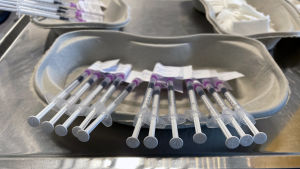 Flest anmälningar har gjorts om Pfizer-Biontechs vaccin. Coronavaccinsprutor på ett bord.
