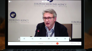 Marco Cavaleri vid EMA, fotograferad på en presskonferens i december 2020. Marco Cavaleri, direktör för vaccinavdelningen vid europeiska läkemedelsmyndigheten EMA, fotograferad på datorskärm.