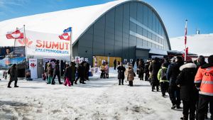 Människor köade för att rösta i Nuuk den 6 april. Människor köar till ett röstningsställe i Nuuk.