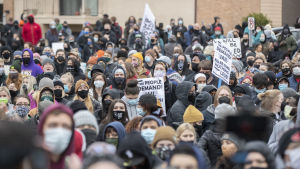 Protesterna har fortsatt trots utegångsförbud. Hundratals människor protesterar i Brooklyn Center efter att en polis skjutit en svart man av misstag.
