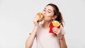 Sidu, jag var just på gymmet, jag. Leevde kvinna med hamburgare och pommes i händerna