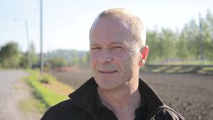 Växtodlingsrådgivaren Peter Fritzén manar till lugn och att beakta hur det ser ut lokalt innan man inleder vårbruket på allvar. Jordbrukaren Peter Fritzén tittar in i kameran.