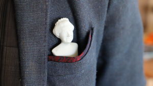 Den här figuren som föreställer drottning Elizabeth är egentligen en pepparkvarn. En figur som föreställer drottningen av Storbritannien. Figuren är placerad i bröstfickan på en kavaj.