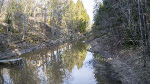 Hela området är väldigt vackert, mycket tack vare Ingarskila å, men också de gamla, något förfallna byggnaderna bidrar till charmen. Ingarskila å en solig aprilmorgon.