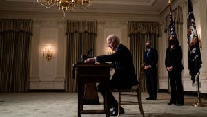 President Joe Biden skriver under ett dokument om klimatåtgärder 27.1.2021. Joe Biden skriver under ett dokument om klimatåtgärder 27.1.2021