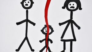 Skilsmässor är fortfarande mycket mer ovanliga i relation till folkmängden än i till exempel Finland. En teckning på ett par och ett barn. *Teckningen är riven i tu över barnet.