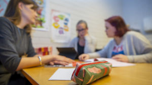 Skolgångshandledaren fungerar som ett stöd för elever som behöver det. Erityisopettaja Anni Helotie sekä koulunkäynninohjaaja Petra Rantanen opastavat Mimosa Ruotsalaista