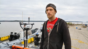 Ludvig Johansson väntar ännu på den värsta varvsrusningen. En man vid en varvshamn.