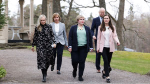 Regeringskvintetten, det vill säga SDP:s Sanna Marin (till höger), Vänsterförbundets Jussi Saramo, Centerns Annika Saarikko, SFP:s Anna-Maja Henriksson och De grönas Maria Ohisalo presenterade regeringens lösning i ramförhandlingarna på onsdagen. Hallitusviisikko tiedotustilaisuudessa Kesärannassa.