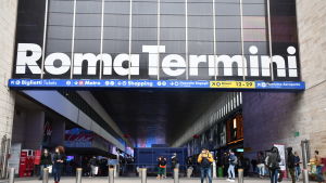 Termini är den största tågstationen i Rom. Kring stationen finns många hemlösa och andra utsatta grupper. Ingången till tågstationen Roma Termini i Rom.