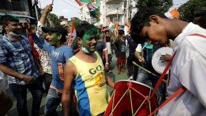 TMC-anhängare dansade och spelade då de firade segern i delstatsvalet i delstatshuvudstaden Kolkata på söndagen. TMC-anhängare dansade och spelade då de firade segern i delstatsvalet i delstatshuvudstaden Kolkata på söndagen.