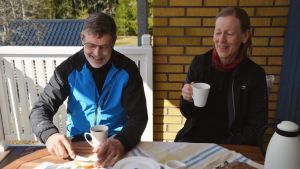 Paret Helsing får energi av sin aktiva livsstil. Ingvar och Rose Helsing dricker kaffe på balkongen. Solen skiner på dem.