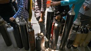 Människor köar för att få sina syrgasflaskor påfyllda i New Delhi 5.5.2021. Människor köar för att få sina syrgasflaskor påfyllda i New Delhi 5.5.2021
