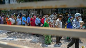 Människor köar för vaccin i Bombay den 4 maj 2021. Människor köar för vaccin i Bombay den 4 maj 2021
