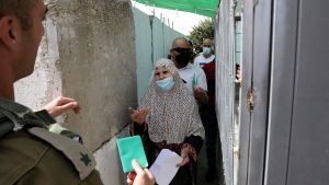 Palestinierna måste visa upp identitetsbevis när de ska ta sig in i Jerusalem för att delta i fredagsbönen under muslimernas heliga månad ramadan Palestinier måste visa upp identitetsbevis då de ska ta sig in i Jerusalem för att delta i fredagsbönen under muslimernas heliga månad ramadan