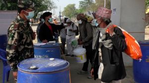 Kroppstemperaturen mäts på migrantarbetare som kommer till Nepal från Indien kroppstemperaturen mäts på migrantarbetare som kommer till Nepal från Indien