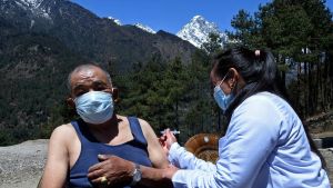 En man får vaccinet Covishield (Oxford-Astra Zenecas vaccin som tillverkas i Indien) i Lukla i Nepal 23.4.2021 En man får vaccinet Covishield (Oxford-Astra Zenecas vaccin som tillverkas i Indien) i Lukla i Nepal 23.4.2021