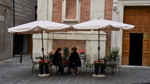 Det historiska caféet Fabriano har öppnat en uteservering på andra sidan gatan, för att kunna fortsätta sin verksamhet. Det historiska caféet Fabriano har öppnat uteservering på andra sidan gatan för att kunna fortsätta sin verksamhet.