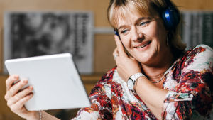 Tongåvan har sänt önskemusik och hälsningar i över 50 år och samlat in medel för välgörenhet. På bilden programledaren och redaktören Camilla Kivivuori. Bild av Camilla Kivivuori som är radioprogrammet Tongåvans programvärd.