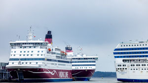 Viking Line ja Silja Linen aluksia Helsingin satamassa.