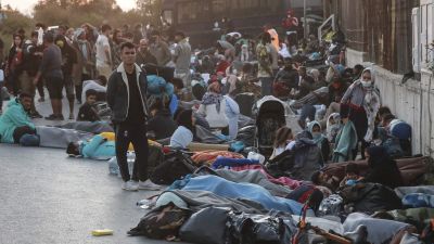 Nästan hela flyktinglägret Moria på Lesbos i lågor i natt, över 12