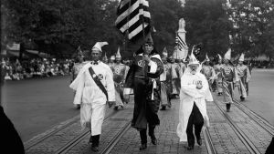Ku Klux Klan marssii. Ku Klux Klan marssii lippukulkueena Washingtonissa. Yhdysvaltain kongressin kupoli kohoaa taustalla.