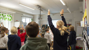 Den vegetariska maten är inte särskilt populär bland skolbarnen på Kimitoön. barnen står i ett klassrum