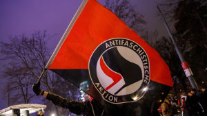 Antifas svart-röda flagga har synats under många demonstrationer i USA. Det här fotot är taget i Österrike Antifas flagga