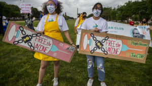 Demonstranter i USA kräver att vaccinpatenten blir fria för alla att använda. Mielenosoitus Washingtonissa.