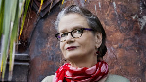 Pia Ingström, litteraturkritiker på Hufvudstadsbladet, tror att bland annat Jamaica Kincaid, Marilynne Robinson och Dubravka Ugrešić har goda chanser att vinna årets Nobelpris. Bild på Pia Ingström med halsduk virad runt halsen.