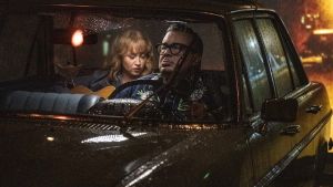 Aino Venna, Pekka Laine ja öinen automatka – studiossa. Pekka Laine ja Aino Venna istuvat Mersussa öisessä studiomaisemassa