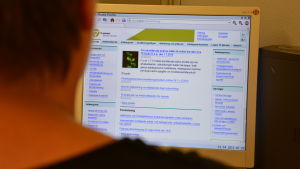 Arbetssökande förväntas svara på meddelanden i TE-byråns webbtjänst, men ingen information skickas till den sökande om att ett nytt brev har kommit in. Arbetslös letar på webben efter lediga jobb
