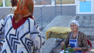 Jekaterina säljer dill på torget i byn Gora. Jekaterina säljer dill på torget i byn Gora.