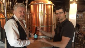 Sture Udd och bryggarmästare Alexander Maier förevisar en flaska Bocks mineralvatten. Sture Udd och Alexander Maier förevisar en flaska Bock's mineralvatten