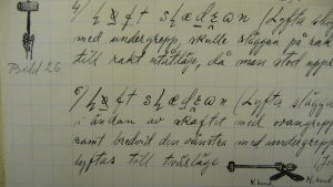 "Lyfta slägga", fångad på den lokala dialekten i fonetisk skrift. Utdrag ur Maximilian Stejskals handskrivna material till en doktorsavhandling om manliga friluftslekar.