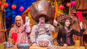 Johannes Skäggriska (Frank Skog), Borgmästare Karl-Johan (Mika Fagerudd) och Mormor Murkla (Silva Lillrank). Musikalen Fungus