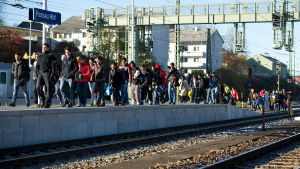 Flyktingar väntar på ett specialtåg från Passau till Köln den 2 november 2015.