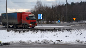 Det är många chaufförer som tar en paus i Karis då de har startat i Hangö. Långtradare på väg från riksväg 25 in till Karis.