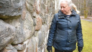 Anne Ingman visar var man kan lämna sin klagolapp vid den yttre klagomuren. Anne Ingman och aprilskämt 2016.