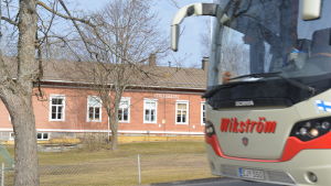 Bromarv har ännu kvar sin skola, likaså ett eget, lokalt bussföretag. Bromarv skola med Wikström & Degerlunds buss.