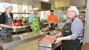 Ann-Louise Erlund från Yrkeshögskolan Novia som arrangerar matlagningskursen.