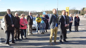 Sjundeås kommundirektör Juha-Pekka Isotupa (längst till vänster) var en av dem som var med på invigningen av ABC Pickala. Sjundeås kommundirektör Juha-Pekka Isotupa på invigningen av ABC Pickala i Sjundeå.