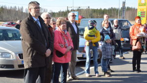 Sjundeås Juha-Pekka Isotupa (till vänster) tycker liksom Boström att informationen i en liten kommun fungerar bra. Han hinner inte debattera på Facebook. Bilden togs vid invigningen av den nya servicestationen i Pickala. Sjundeås kommundirektör Juha-Pekka Isotupa på invigningen av ABC Pickala i Sjundeå.