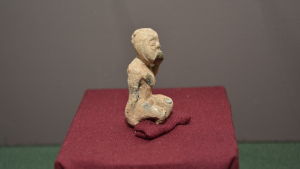 Medeltida humor, säger museichef Dan Lindholm om figuren som bajsar. Figur som sitter och bajsar, finns på utställningen om Raseborgs slott 2016.