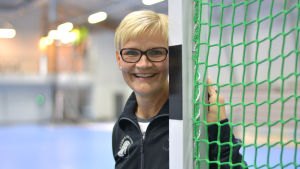 Jac är hjärtligt välkommen tillbaka om han är intresserad, hälsar Päivi Mitrunen. Päivi Mitrunen står vid ett handbollsmål.