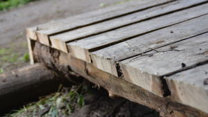 En bro har byggts över ett dike. En spång över en liten bäck i Fiskars, längs den nya banan för terrängcykling och stiglöpning i Fiskars.